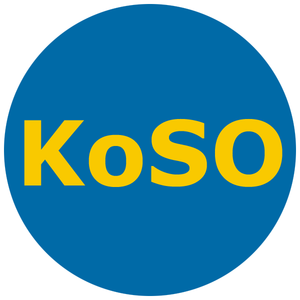 Rund blå logga med gul text "KoSO"